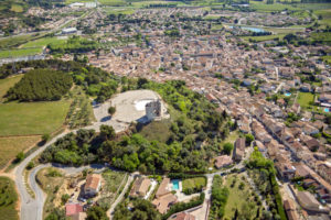 vue aérienne de bellegarde et sa tour