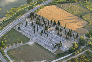 vue aerienne du cimetière de bellegarde